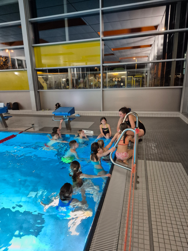 Trainerin erklärt die nächste Übung