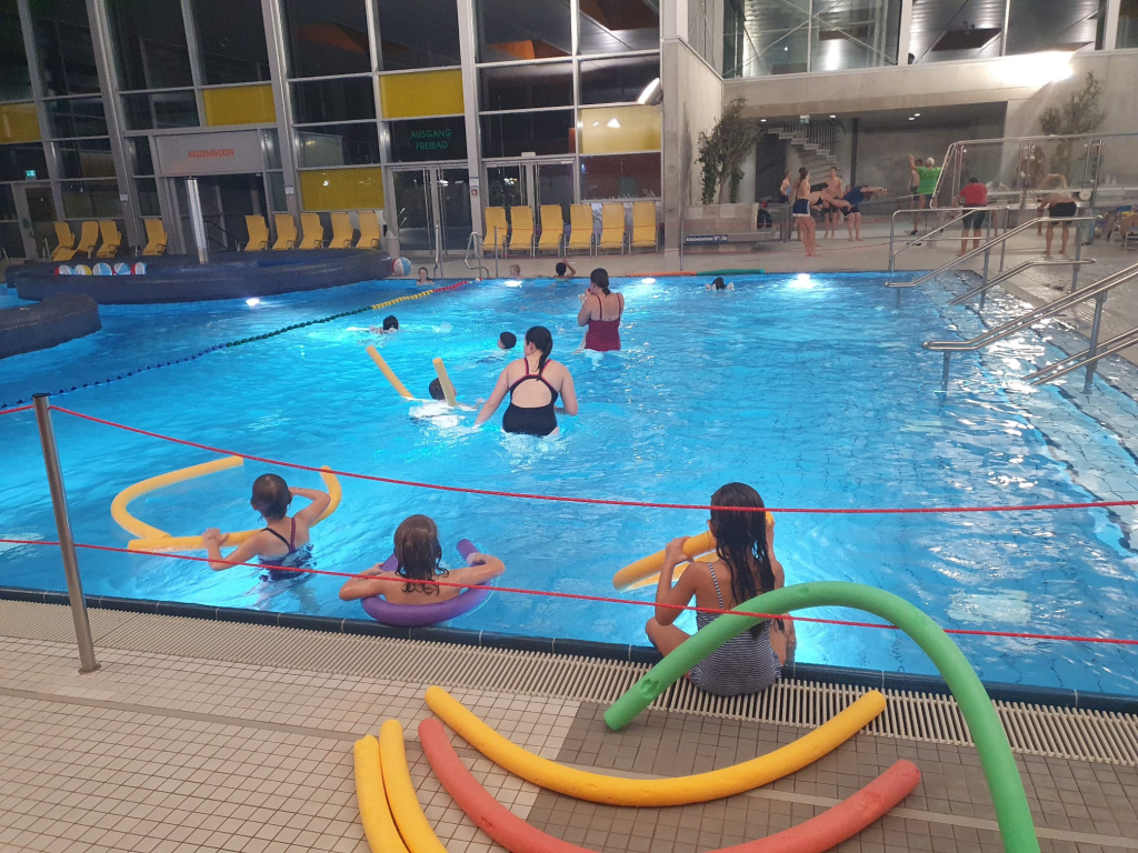 Kinder trainieren im Wasser