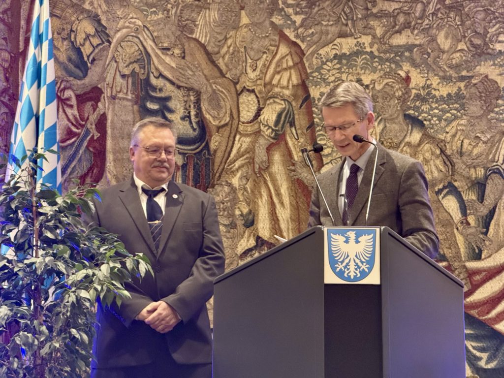 Oberbürgermeister Remelé bei der Laudatio für Jürgen Ruß