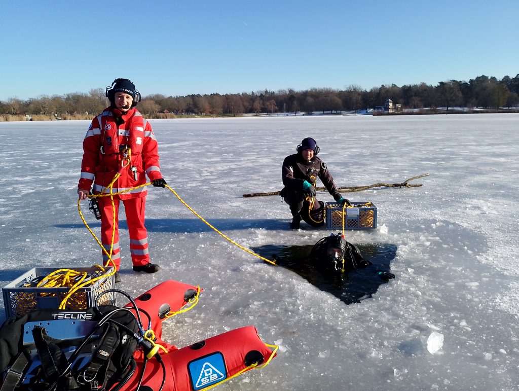 Einsatztaucher üben im Eis