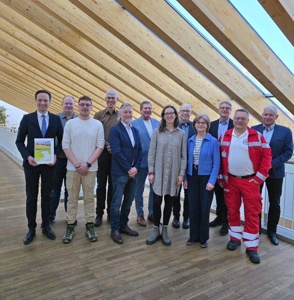 Landrat Töpper übergibt die Förderurkunden an die Fördernehmer.