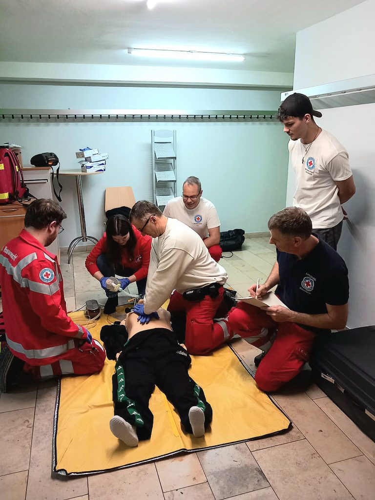 Wasserretter üben Reanimation