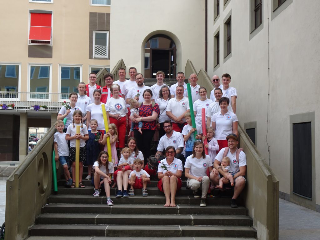 Mitglieder der Wasserwacht Schweinfurt vor dem Rathaus