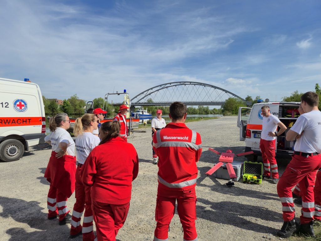 Wasserretter erkunden die neue Übungspuppe.